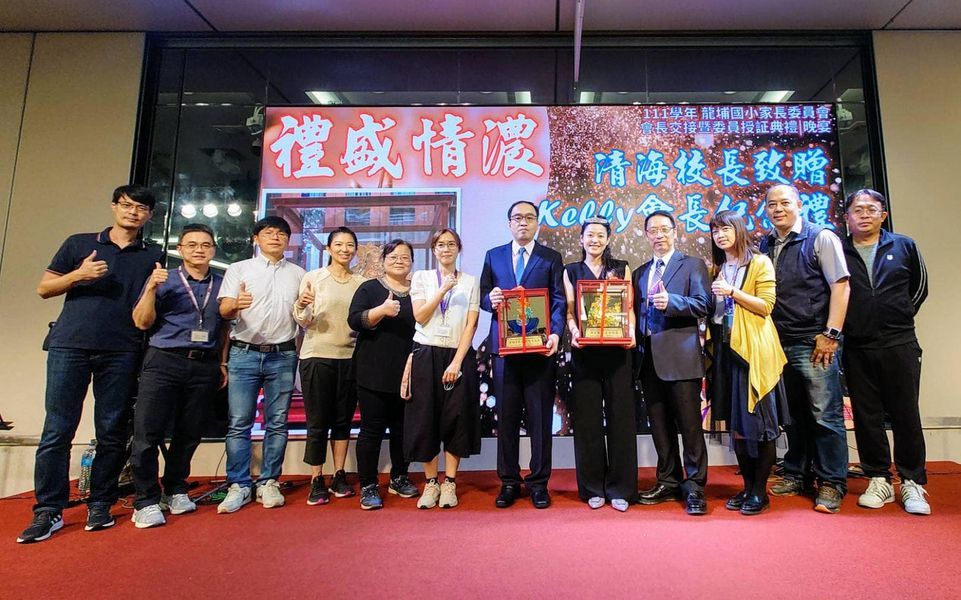 學校贈送禮品給卸任會長及新任會長