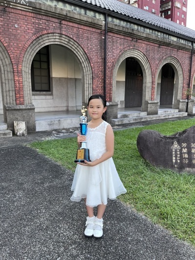 恭喜本校203賴妍希同學參加2022第三十五屆亞洲盃國際音樂大賽  榮獲鋼琴演奏兒童二年級組榮獲第一名